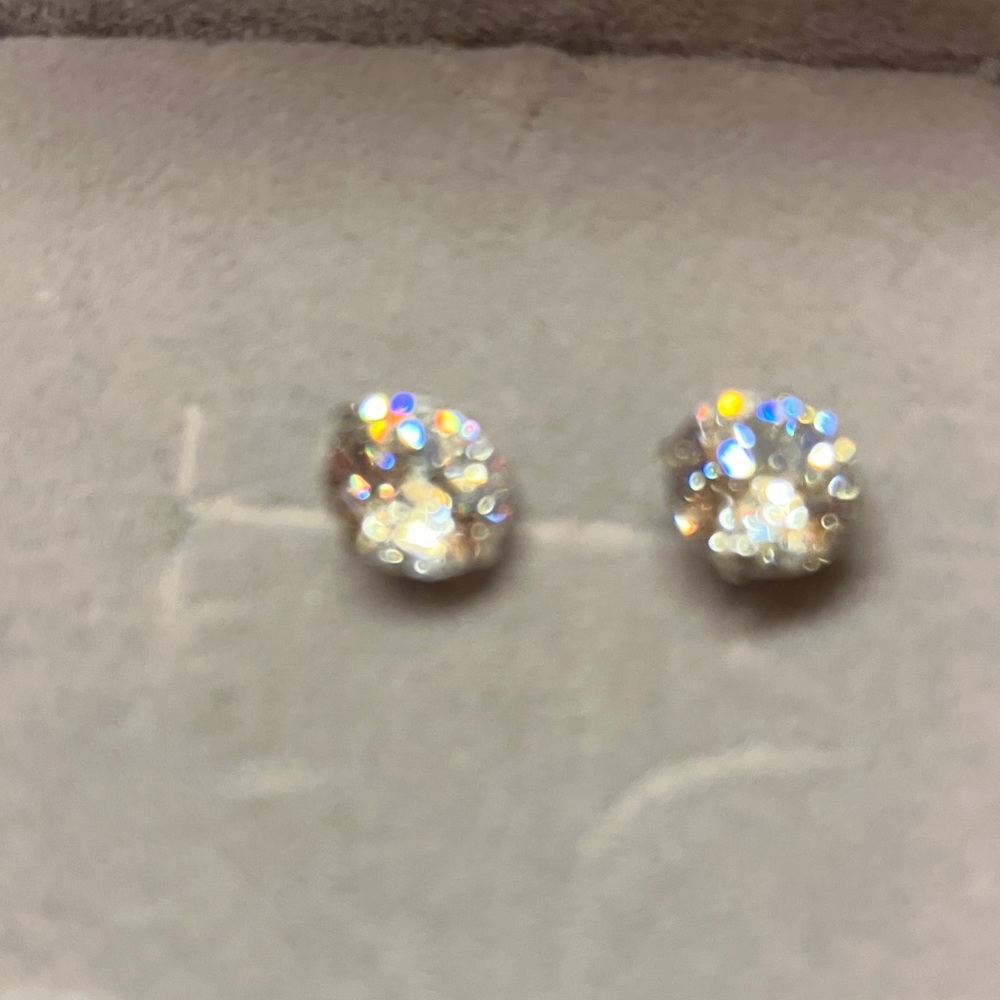 Gorgeous MOISSANITE STUD EARRINGS NEVER WORN! I ct.